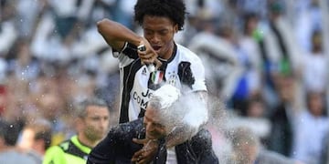 Juan Guillermo Cuadrado siempre tuvo el mismo festejo con Allegri tras conseguir un título.