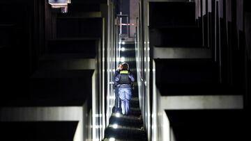 Police officers work at the Holocaust Memorial after a suspected knife attack, according to local media, in Berlin, Germany, February 21, 2025. REUTERS/Fabrizio Bensch TPX IMAGES OF THE DAY