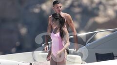 Theo Hernández de vacaciones con su novia en Ibiza