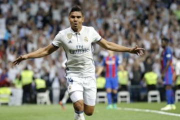 El centrocampista brasileño del Real Madrid Carlos Casemiro celebra el primer gol de su equipo ante el Barcelona