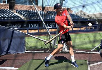 Los jugadores del conjunto colchonero Koke, Savic, Morata, Adán y Hermoso han disfrutado de un día béisbol en el campo principal de la Dallas Baptist University.