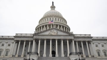 Washington (United States), 08/01/2021.- The US national flag flies at half-staff at the US Capitol to honor a fallen US Capitol police officer two days after a mob of Trump supporters rioted on the grounds, in Washington, DC, USA, 08 January 2021. A Capi