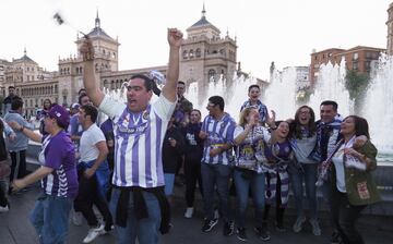 Seguidores del Real Valladolid celebran la permanencia en la fuente de la Plaza de Zorrilla de la capital vallisoletana.