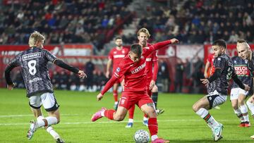 Enschede (Netherlands), 11/11/2023.- Magnus Mattson of NEC Nijmegen, Manfred Ugalde of FC Twente, Calvin Verdonk of NEC Nijmegen (l-r) during the Dutch Eredivisie match between FC Twente and NEC Nijmegen at Stadion De Grolsch Veste in Enschede, Netherlands, 11 November 2023. (Países Bajos; Holanda) EFE/EPA/Vincent Jannink