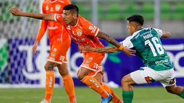 Futbol, Santiago Wanderers vs Cobreloa.
Liguilla de asceso 2025.
El jugador de Cobreloa Gerardo Navarrete, izquierda, disputa el balon con Ricardo Parra de Santiago Wanderers durante un partido de la liguilla de ascenso a la primera division realizado en el estadio Elias Figueroa de Valparaiso, Chile.
19/11/2025
Andres Pina/Photosport
Football, Santiago Wanderers vs Cobreloa.
2025 Promotion Playoffs.
Cobreloa player Gerardo Navarrete, left, vies for the ball against Ricardo Parra of Santiago Wanderers during a promotion to first division playoff match at the Elias Figueroa stadium in Valparaiso, Chile.
19/11/2025
Andres Pina/Photosport