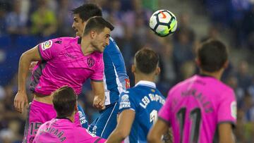 Sergio Postigo en un lance del duelo ante el Espanyol en Cornellà.