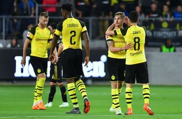 Maximilian Philipp celebra el empate en el segundo tiempo junto a su compañero Nuri Sahin.