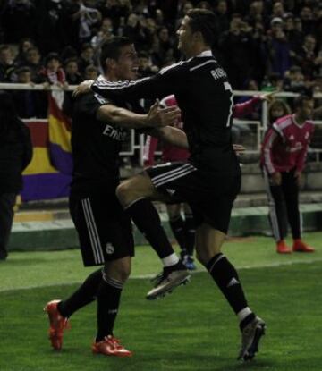 0-2. James Rodríguez celebró el segundo gol con Cristiano Ronaldo.