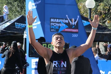 Monterrey vivió una fiesta importante con el Maratón Powerade, donde decenas de corredores desafiaron al frío para cumplir esta meta.