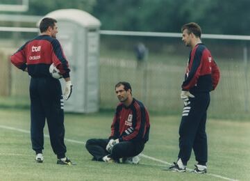 Debutó con la Selección absoluta en marzo de 1994 ante Croacia en un partido amistoso en Valencia, sería su único partido como internacional. Ese mismo año fue convocado por Javier Clemente para el Mundial de 1994 como tercer portero pero no llegó a jugar en Estados Unidos.