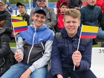 En su mayoría niños y familias rusas, junto a varios colombianos acompañaron a la Selección durante la práctica abierta al público este jueves en el estadio Sviyaga de Kazán. 