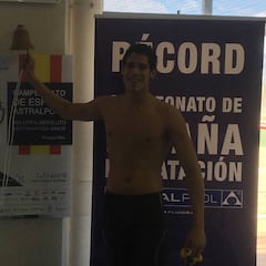 Hugo vuela en los 200 estilos y bate el récord de España