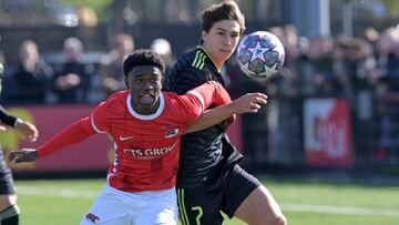 WIJDEWORMER - (lr) Enoch Mastoras of AZ U19, Gonzalo of Real Madrid U19 during the UEFA youth league quarterfinal between AZ Alkmaar U19 and Real Madrid U19 at the AFAS training complex on March 15, 2023 in Wijdewormer, Netherlands. AP | Dutch Height | Gerrit van Cologne (Photo by ANP via Getty Images)