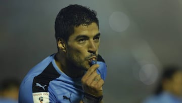 ¿Qué besó Luis Suárez en la celebración del gol a Paraguay?