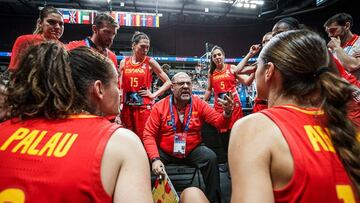 Lucas Mondelo da instrucciones a sus jugadores durante el Eurobasket.