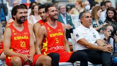 Sergio Llull y Rudy Fernández, los dos capitanes de España, junto al seleccionador de baloncesto, Sergio Scariolo, durante la presentación del equipo en Madrid.