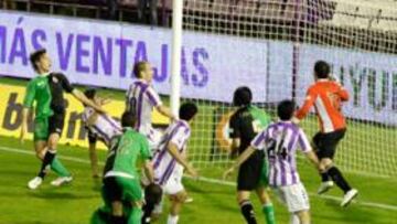 <b>EL TANTO DE LA ILUSIÓN. </b>Baraja se anticipó a Canales en el gol del empate del Valladolid tras un córner botado por Sesma desde la banda derecha. La defensa del Racing observa la jugada con impotencia.