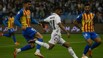 Rodrygo intenta un lanzamiento ante el defensa suizo del Valencia, Eray Cömert en el encuentro de semifinales de la Supercopa de España entre el Real Madrid y el Valencia CF.