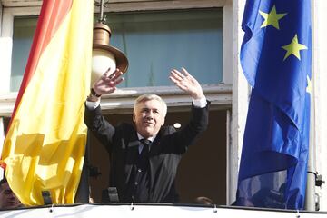 El entrenador italiano del Real Madrid, Carlo Ancelotti, saluda a los aficionados desde el balcón de la Real Casa de Correos.