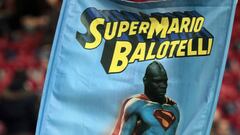 Pancarta de los seguidores del Mil&aacute;n a Mario Balotelli en un partido de la Serie A contra el N&aacute;poles en abril de 2013.