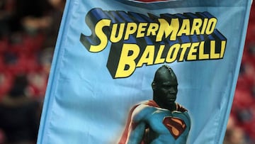 Pancarta de los seguidores del Mil&aacute;n a Mario Balotelli en un partido de la Serie A contra el N&aacute;poles en abril de 2013.