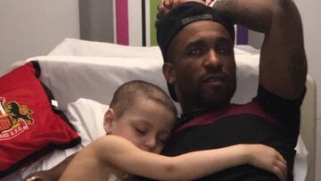 Defoe pasa la noche con un niño enfermo en un hospital