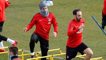 Los jugadores del Atl&eacute;tico durante el entrenamiento. 