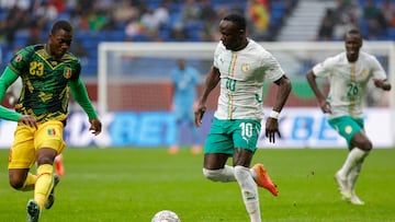 Dieng, dorsal 23 de Malí, en el partido contra Senegal, cerrándole el paso a Mané.