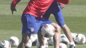 <b>A TOPE. </b>Falcao trabajó al cien por cien ante la mirada de un Simeone que no perdió detalle.