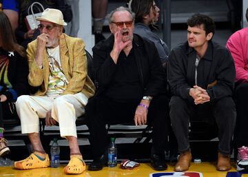 El actor Jack Nicholson y su hijo Ray Nicholson disfrutan del sexto encuentro de la semifinal.