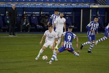 Toni Kroos in action against Alavés.