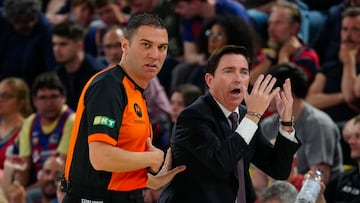 El entrenador del Barça Xavi Pascual (d) durante el partido de la jornada 36 de la EuroLiga que Barça y Panathinaikos disputan este martes en el Palau Blaugrana.