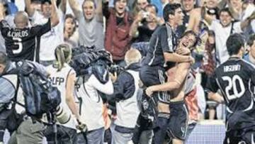 <b>EMPATE Y LOCURA TOTAL</b>. Cuando Undiano Mallenco pitó el final, y una vez conocido el empate del Barcelona, la locura estalló entre los jugadores del Madrid, que se fueron directos a celebrarlo con los aficionados que estaban en La Romareda. Reyes se abrazó con Ramos, Higuaín fue a por Casillas y Roberto Carlos empezó a dar saltos de alegría.