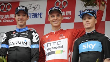 Tony Martin posa junto a  Chris Froome y David Millar en el podio del Tour de Pek&iacute;n de 2011.