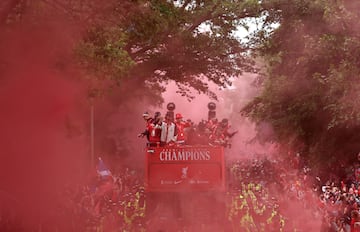 La ciudad de Liverpool volcada con el conjunto Red tras conseguir el vig¨¦simo titulo de liga de su historia.