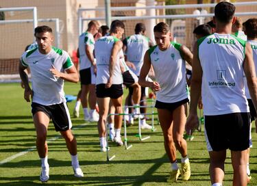 Alves vuelve al trabajo con el grupo