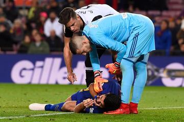 Luis Suárez con Gabriel Paulista y Jaume Domenech.