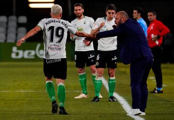 José Alberto, entrenador del Racing, felicita a Matheus tras marcar este el 4-1 al Albacete.