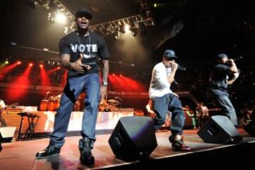 LeBron James con el rapero Jay-Z en la "última oportunidad para el cambio" concierto para Barack Obama en el Quicken Loans Arena el 29 de octubre de 2008 en Cleveland, Ohio.