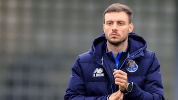 Vila Nova de Gaia (Portugal), 19/02/2025.- FC Porto's head coach Martin Anselmi leads the training session of the team at Olival Training Center in Vila Nova de Gaia, Portugal, 19 February 2025. FC Porto will face AS Roma in their UEFA Europa League match on 20 February. EFE/EPA/JOSE COELHO