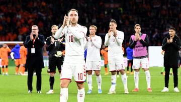 Eriksen saluda a la afición tras el Países Bajos-Diamarca.