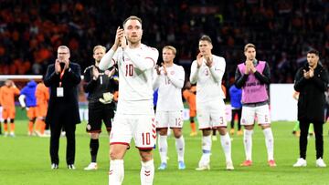 Eriksen saluda a la afici&oacute;n tras el Pa&iacute;ses Bajos-Diamarca.