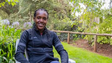 La atleta keniana Faith Kipyegon, bicampeona olímpica y mundial, posa en una entrevista con EFE.