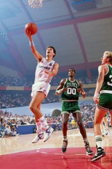 Drazen Petrovic ante Robert Parish y Larry Bird.