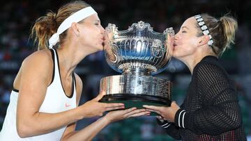 Bethanie Mattek-Sands y Lucie Safarova besan el trofeo de campeonas del dobles femenino en el Open de Australia tras ganar en la final a Andrea Hlavackova y Shuai Peng.