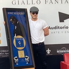 José Madero recibe disco de oro por las ventas de su producción Psalmos