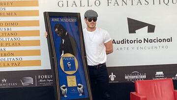 José Madero recibe disco de oro por su disco Psalmos