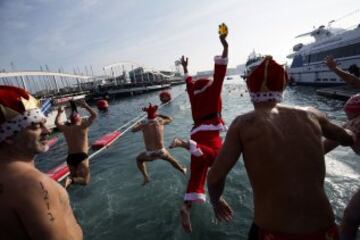 La Copa Nadal, cumple su edición 106, para celebrar el día de Navidad con una carrera de 200 metros en aguas del puerto de Barcelona. 