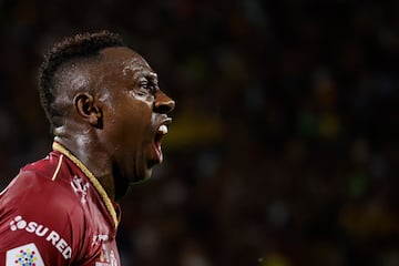 AMDEP1949. IBAGUÉ (COLOMBIA), 26/06/2022.- Juan Fernando Caicedo del Tolima celebra un gol hoy, en el partido de la final de la Primera División de fútbol colombiano entre Deportes Tolima y Atlético Nacional en el estadio Manuel Murillo Toro en Ibagué (Colombia). EFE/Mauricio Dueñas Castañeda
