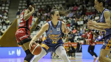 Raquel Carrera, p&iacute;vot del Valencia, ante el Girona.